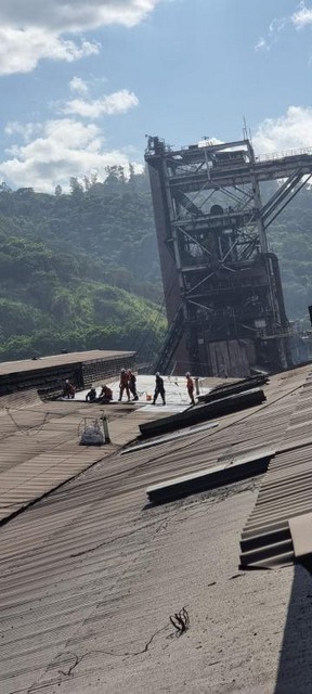 Manutenção de telhado de galpão